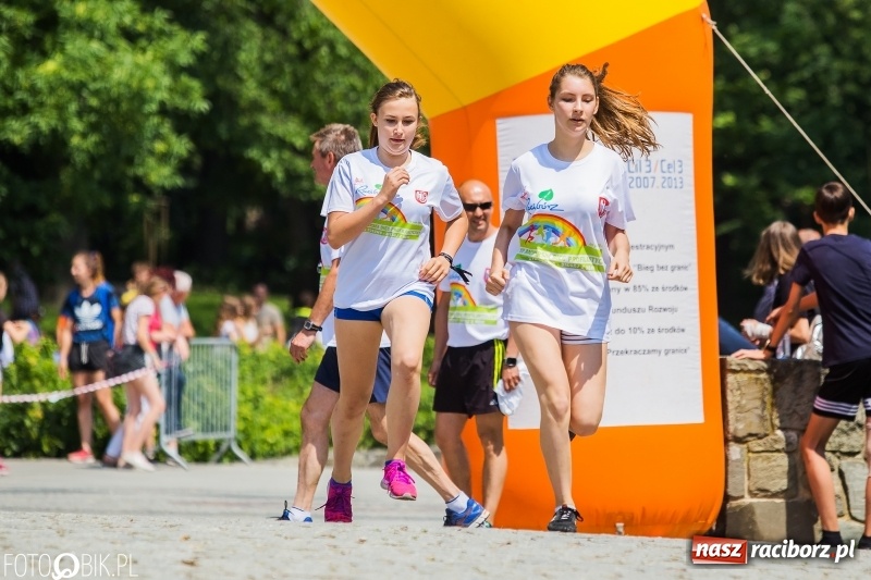 Zdjęcie w galerii na portalu naszraciborz.pl: Upał im niestraszny. Setki młodych biegaczy na starcie Raciborskiego Biegu Profilaktycznego  wiadomości z regionu