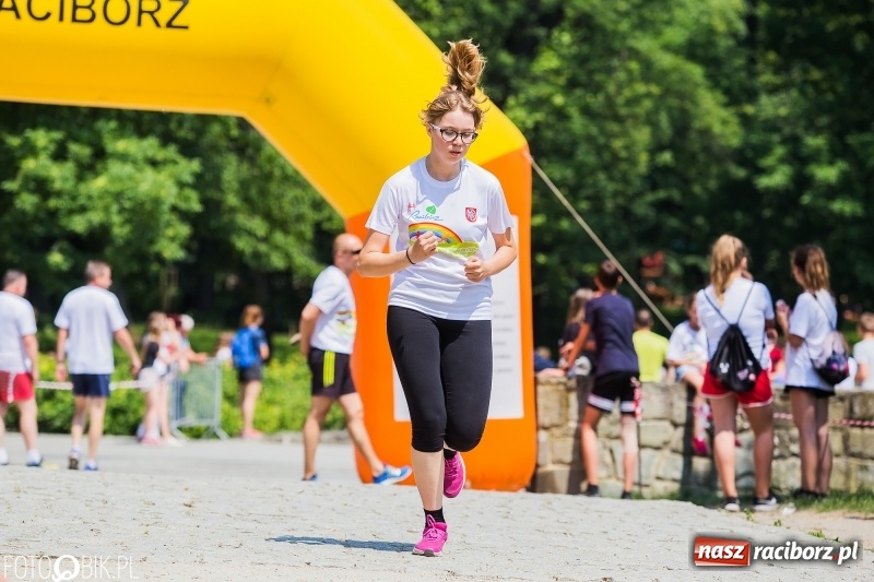 Zdjęcie w galerii na portalu naszraciborz.pl: Upał im niestraszny. Setki młodych biegaczy na starcie Raciborskiego Biegu Profilaktycznego  wiadomości z regionu