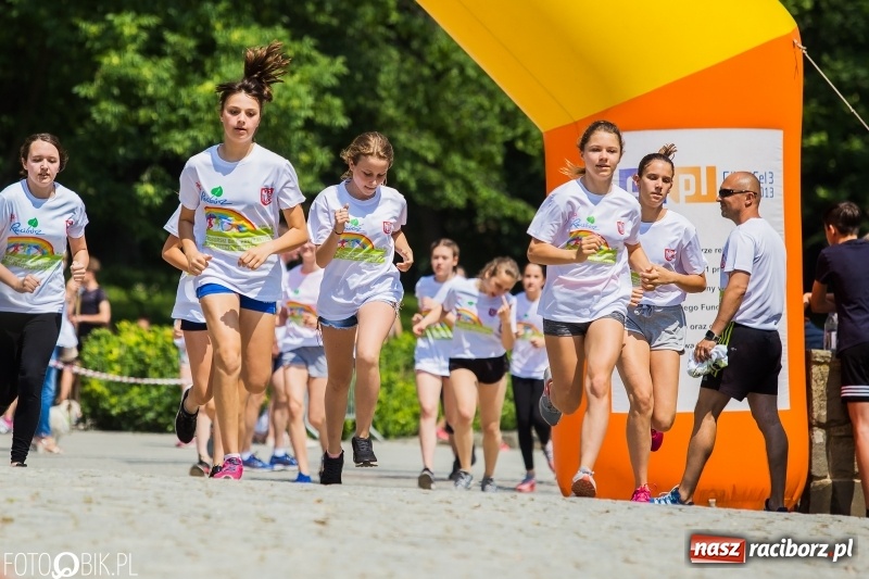 Zdjęcie w galerii na portalu naszraciborz.pl: Upał im niestraszny. Setki młodych biegaczy na starcie Raciborskiego Biegu Profilaktycznego  wiadomości z regionu