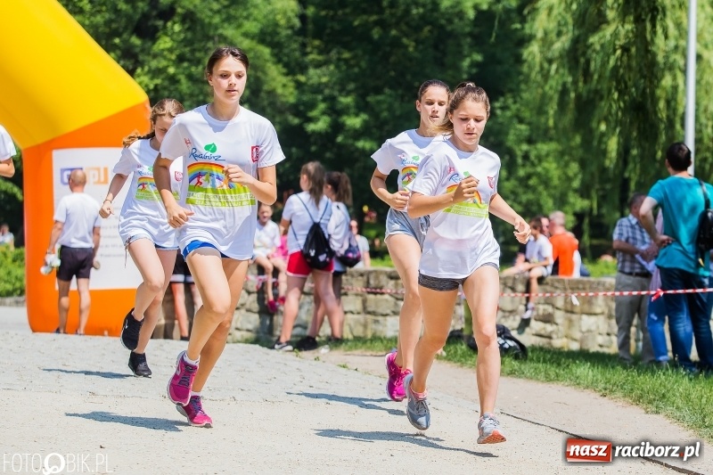 Zdjęcie w galerii na portalu naszraciborz.pl: Upał im niestraszny. Setki młodych biegaczy na starcie Raciborskiego Biegu Profilaktycznego  wiadomości z regionu