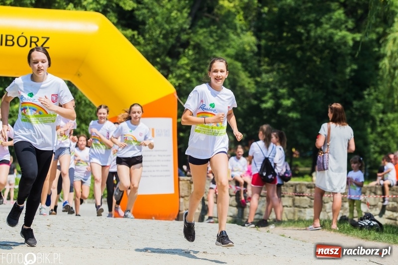 Zdjęcie w galerii na portalu naszraciborz.pl: Upał im niestraszny. Setki młodych biegaczy na starcie Raciborskiego Biegu Profilaktycznego  wiadomości z regionu