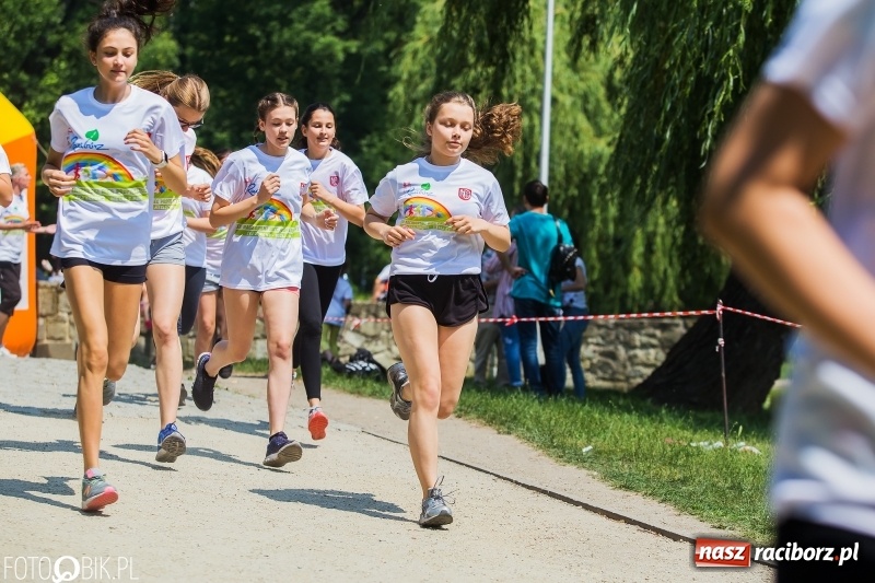 Zdjęcie w galerii na portalu naszraciborz.pl: Upał im niestraszny. Setki młodych biegaczy na starcie Raciborskiego Biegu Profilaktycznego  wiadomości z regionu