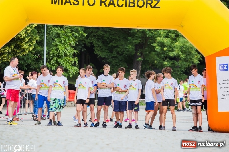 Zdjęcie w galerii na portalu naszraciborz.pl: Upał im niestraszny. Setki młodych biegaczy na starcie Raciborskiego Biegu Profilaktycznego  wiadomości z regionu