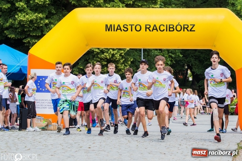 Zdjęcie w galerii na portalu naszraciborz.pl: Upał im niestraszny. Setki młodych biegaczy na starcie Raciborskiego Biegu Profilaktycznego  wiadomości z regionu
