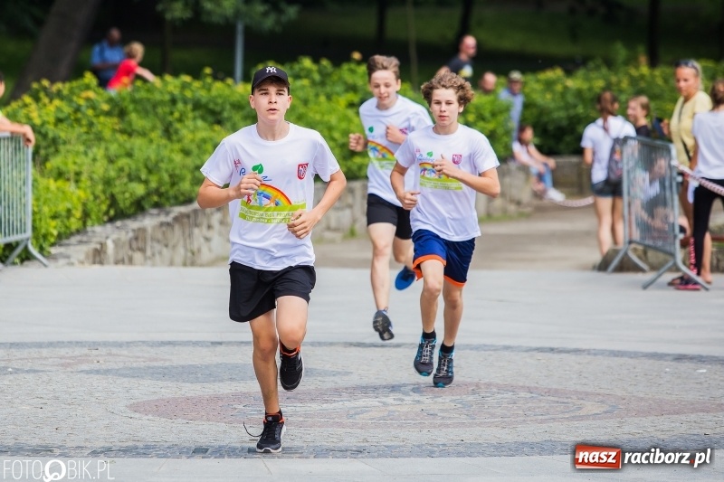 Zdjęcie w galerii na portalu naszraciborz.pl: Upał im niestraszny. Setki młodych biegaczy na starcie Raciborskiego Biegu Profilaktycznego  wiadomości z regionu