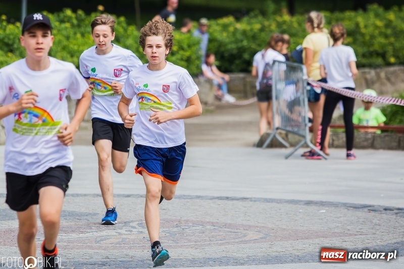Zdjęcie w galerii na portalu naszraciborz.pl: Upał im niestraszny. Setki młodych biegaczy na starcie Raciborskiego Biegu Profilaktycznego  wiadomości z regionu