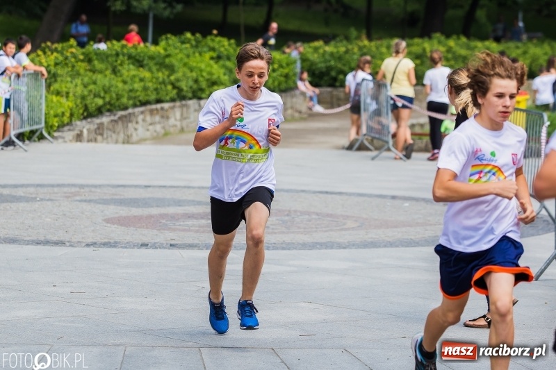 Zdjęcie w galerii na portalu naszraciborz.pl: Upał im niestraszny. Setki młodych biegaczy na starcie Raciborskiego Biegu Profilaktycznego  wiadomości z regionu