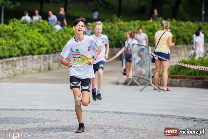 Zdjęcie w galerii na portalu naszraciborz.pl: Upał im niestraszny. Setki młodych biegaczy na starcie Raciborskiego Biegu Profilaktycznego  wiadomości z regionu