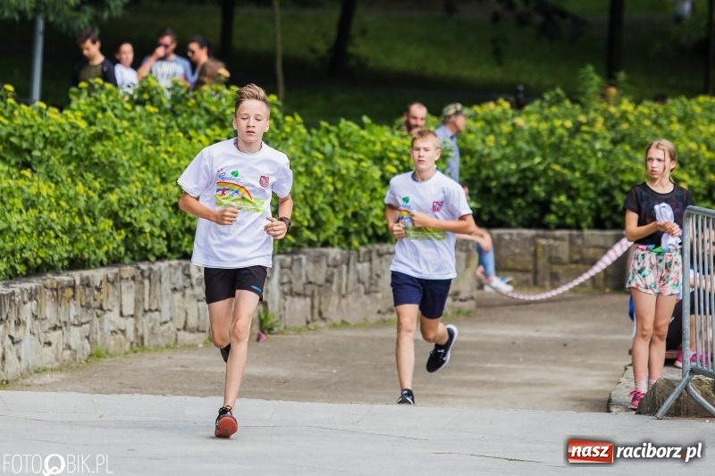 Zdjęcie w galerii na portalu naszraciborz.pl: Upał im niestraszny. Setki młodych biegaczy na starcie Raciborskiego Biegu Profilaktycznego  wiadomości z regionu