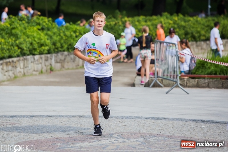 Zdjęcie w galerii na portalu naszraciborz.pl: Upał im niestraszny. Setki młodych biegaczy na starcie Raciborskiego Biegu Profilaktycznego  wiadomości z regionu