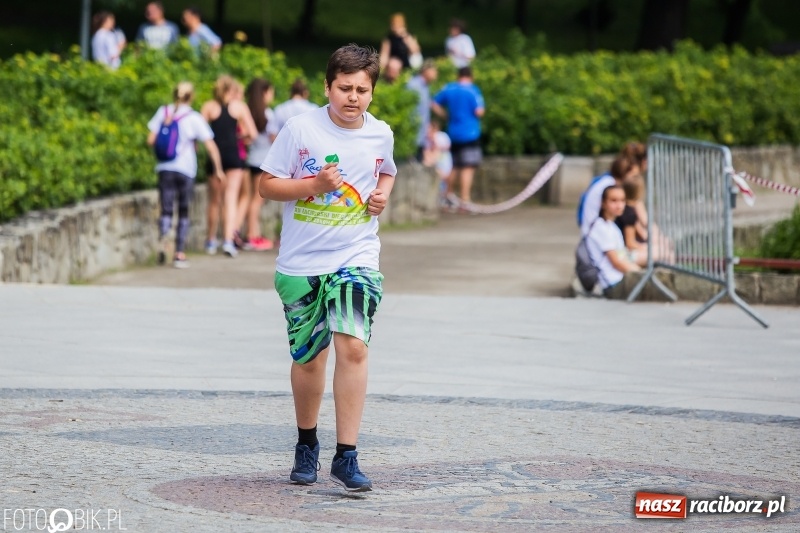 Zdjęcie w galerii na portalu naszraciborz.pl: Upał im niestraszny. Setki młodych biegaczy na starcie Raciborskiego Biegu Profilaktycznego  wiadomości z regionu