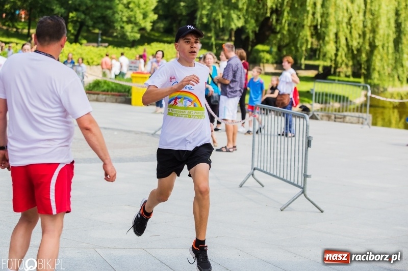 Zdjęcie w galerii na portalu naszraciborz.pl: Upał im niestraszny. Setki młodych biegaczy na starcie Raciborskiego Biegu Profilaktycznego  wiadomości z regionu