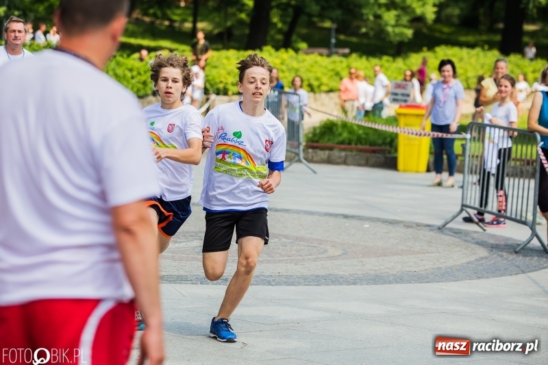 Zdjęcie w galerii na portalu naszraciborz.pl: Upał im niestraszny. Setki młodych biegaczy na starcie Raciborskiego Biegu Profilaktycznego  wiadomości z regionu