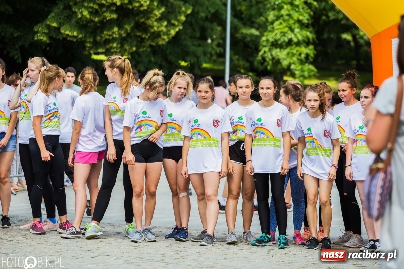 Zdjęcie w galerii na portalu naszraciborz.pl: Upał im niestraszny. Setki młodych biegaczy na starcie Raciborskiego Biegu Profilaktycznego  wiadomości z regionu