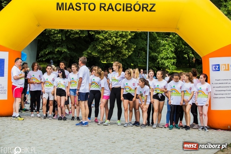 Zdjęcie w galerii na portalu naszraciborz.pl: Upał im niestraszny. Setki młodych biegaczy na starcie Raciborskiego Biegu Profilaktycznego  wiadomości z regionu