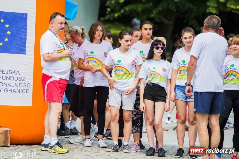 Zdjęcie w galerii na portalu naszraciborz.pl: Upał im niestraszny. Setki młodych biegaczy na starcie Raciborskiego Biegu Profilaktycznego  wiadomości z regionu
