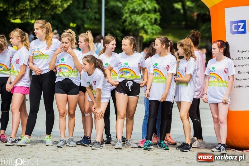 Zdjęcie w galerii na portalu naszraciborz.pl: Upał im niestraszny. Setki młodych biegaczy na starcie Raciborskiego Biegu Profilaktycznego  wiadomości z regionu