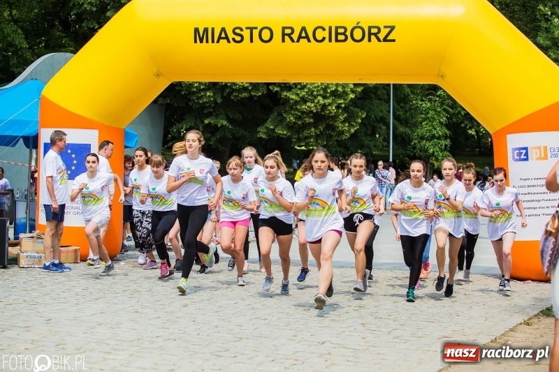 Zdjęcie w galerii na portalu naszraciborz.pl: Upał im niestraszny. Setki młodych biegaczy na starcie Raciborskiego Biegu Profilaktycznego  wiadomości z regionu
