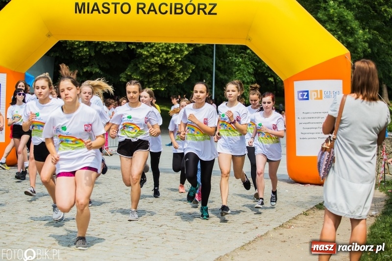 Zdjęcie w galerii na portalu naszraciborz.pl: Upał im niestraszny. Setki młodych biegaczy na starcie Raciborskiego Biegu Profilaktycznego  wiadomości z regionu