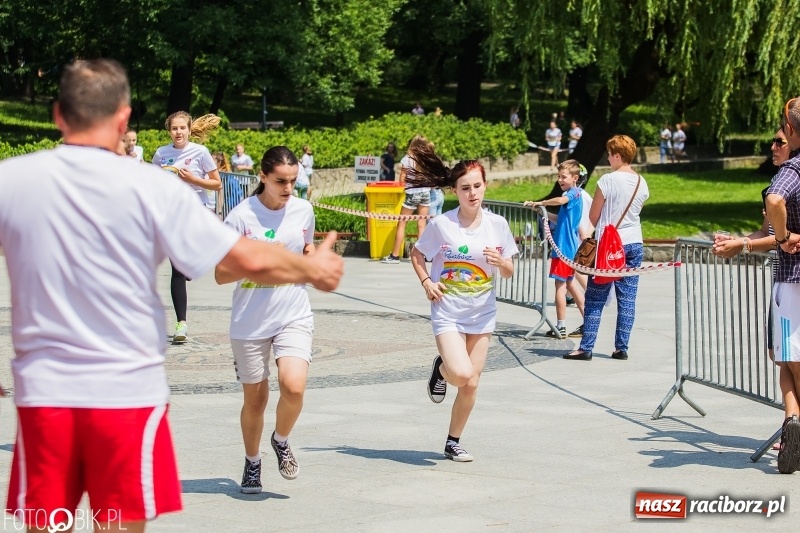 Zdjęcie w galerii na portalu naszraciborz.pl: Upał im niestraszny. Setki młodych biegaczy na starcie Raciborskiego Biegu Profilaktycznego  wiadomości z regionu