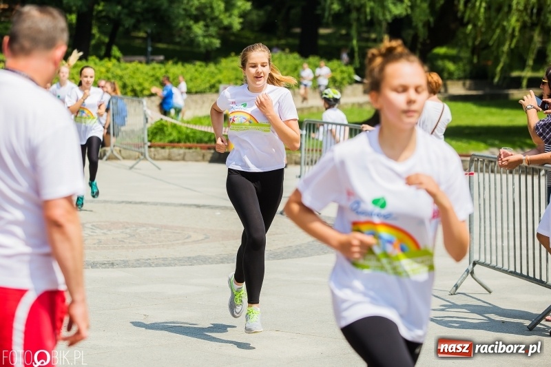 Zdjęcie w galerii na portalu naszraciborz.pl: Upał im niestraszny. Setki młodych biegaczy na starcie Raciborskiego Biegu Profilaktycznego  wiadomości z regionu