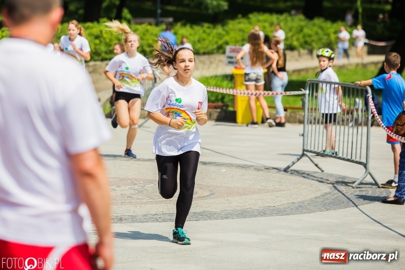 Zdjęcie w galerii na portalu naszraciborz.pl: Upał im niestraszny. Setki młodych biegaczy na starcie Raciborskiego Biegu Profilaktycznego  wiadomości z regionu
