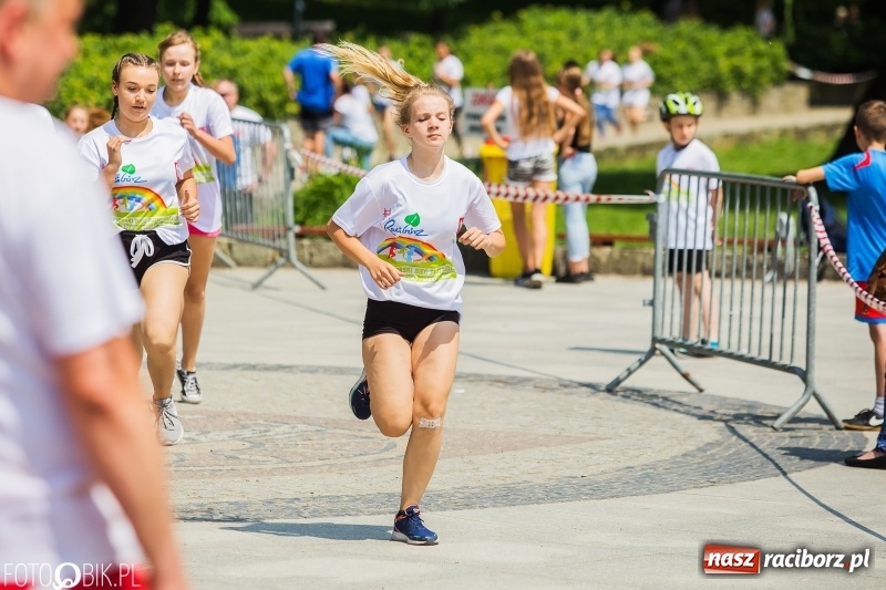 Zdjęcie w galerii na portalu naszraciborz.pl: Upał im niestraszny. Setki młodych biegaczy na starcie Raciborskiego Biegu Profilaktycznego  wiadomości z regionu