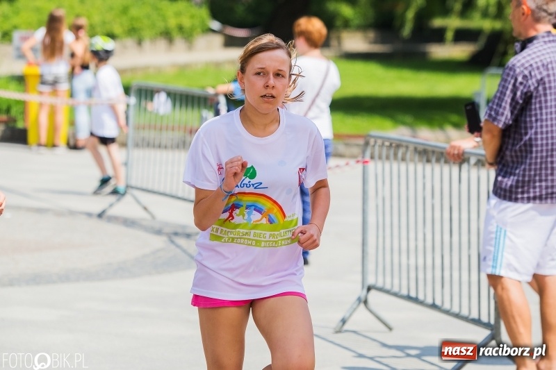 Zdjęcie w galerii na portalu naszraciborz.pl: Upał im niestraszny. Setki młodych biegaczy na starcie Raciborskiego Biegu Profilaktycznego  wiadomości z regionu
