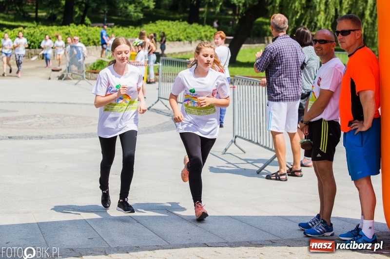 Zdjęcie w galerii na portalu naszraciborz.pl: Upał im niestraszny. Setki młodych biegaczy na starcie Raciborskiego Biegu Profilaktycznego  wiadomości z regionu