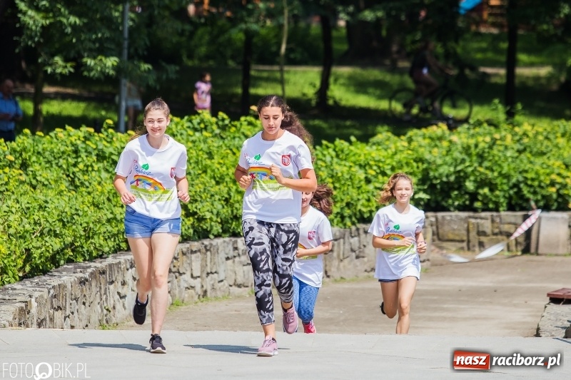 Zdjęcie w galerii na portalu naszraciborz.pl: Upał im niestraszny. Setki młodych biegaczy na starcie Raciborskiego Biegu Profilaktycznego  wiadomości z regionu