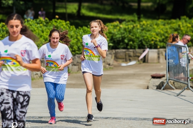Zdjęcie w galerii na portalu naszraciborz.pl: Upał im niestraszny. Setki młodych biegaczy na starcie Raciborskiego Biegu Profilaktycznego  wiadomości z regionu