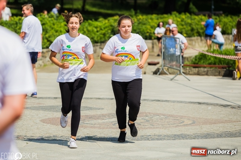 Zdjęcie w galerii na portalu naszraciborz.pl: Upał im niestraszny. Setki młodych biegaczy na starcie Raciborskiego Biegu Profilaktycznego  wiadomości z regionu
