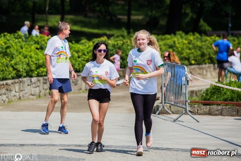 Zdjęcie w galerii na portalu naszraciborz.pl: Upał im niestraszny. Setki młodych biegaczy na starcie Raciborskiego Biegu Profilaktycznego  wiadomości z regionu