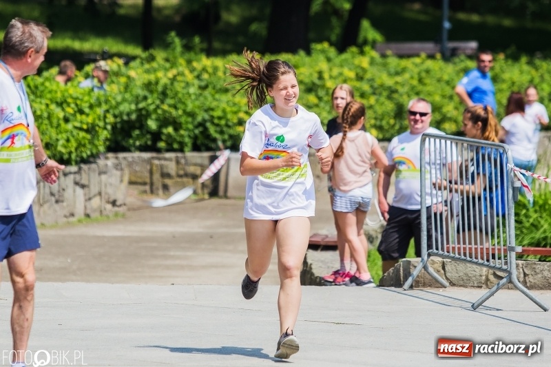 Zdjęcie w galerii na portalu naszraciborz.pl: Upał im niestraszny. Setki młodych biegaczy na starcie Raciborskiego Biegu Profilaktycznego  wiadomości z regionu