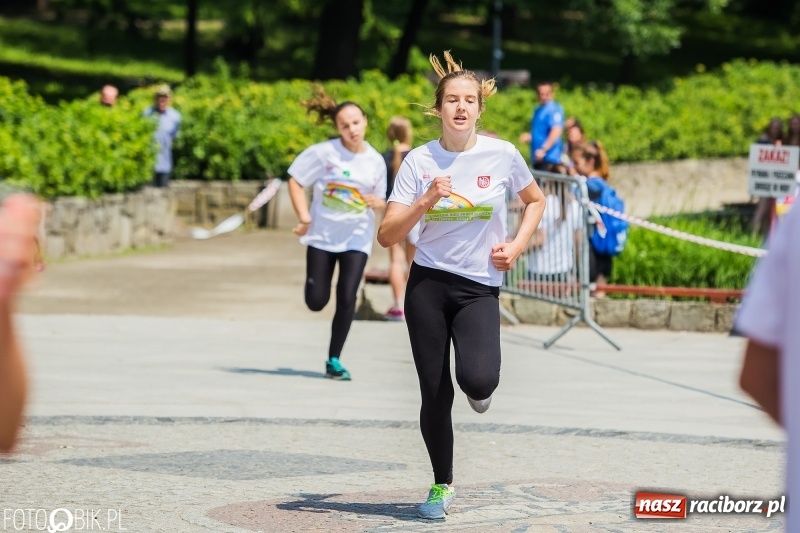 Zdjęcie w galerii na portalu naszraciborz.pl: Upał im niestraszny. Setki młodych biegaczy na starcie Raciborskiego Biegu Profilaktycznego  wiadomości z regionu