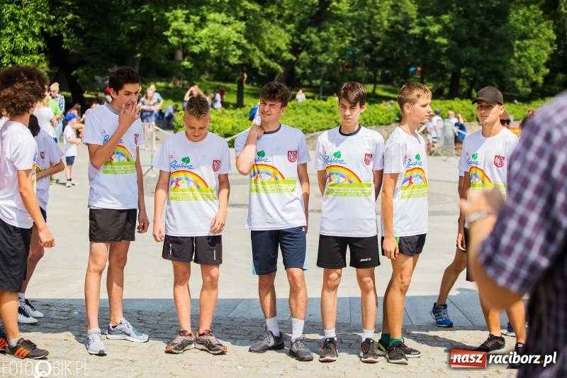 Zdjęcie w galerii na portalu naszraciborz.pl: Upał im niestraszny. Setki młodych biegaczy na starcie Raciborskiego Biegu Profilaktycznego  wiadomości z regionu