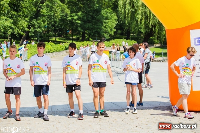 Zdjęcie w galerii na portalu naszraciborz.pl: Upał im niestraszny. Setki młodych biegaczy na starcie Raciborskiego Biegu Profilaktycznego  wiadomości z regionu