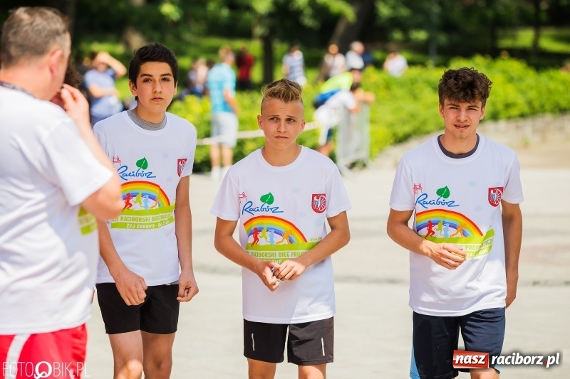 Zdjęcie w galerii na portalu naszraciborz.pl: Upał im niestraszny. Setki młodych biegaczy na starcie Raciborskiego Biegu Profilaktycznego  wiadomości z regionu