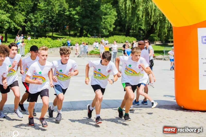 Zdjęcie w galerii na portalu naszraciborz.pl: Upał im niestraszny. Setki młodych biegaczy na starcie Raciborskiego Biegu Profilaktycznego  wiadomości z regionu