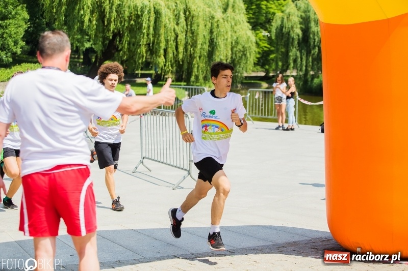 Zdjęcie w galerii na portalu naszraciborz.pl: Upał im niestraszny. Setki młodych biegaczy na starcie Raciborskiego Biegu Profilaktycznego  wiadomości z regionu