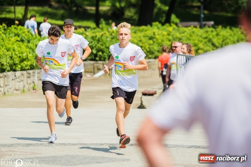 Zdjęcie w galerii na portalu naszraciborz.pl: Upał im niestraszny. Setki młodych biegaczy na starcie Raciborskiego Biegu Profilaktycznego  wiadomości z regionu