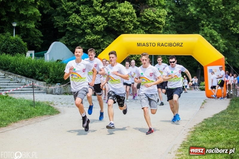 Zdjęcie w galerii na portalu naszraciborz.pl: Upał im niestraszny. Setki młodych biegaczy na starcie Raciborskiego Biegu Profilaktycznego  wiadomości z regionu