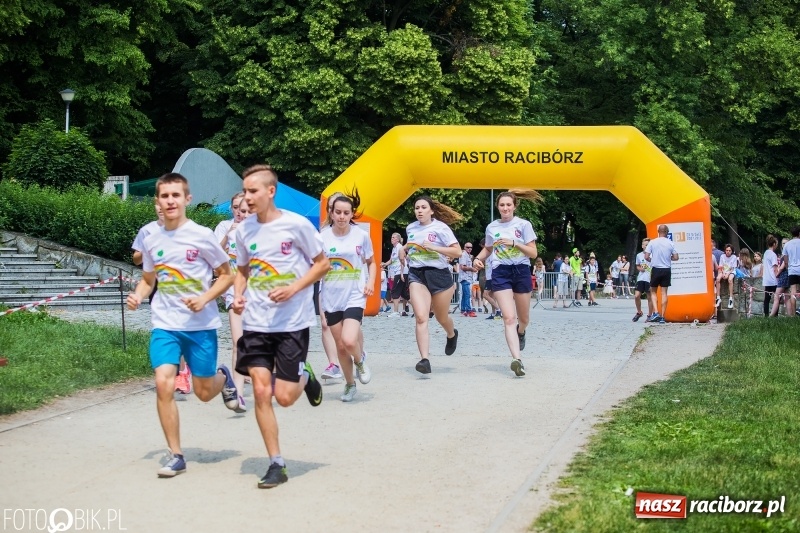 Zdjęcie w galerii na portalu naszraciborz.pl: Upał im niestraszny. Setki młodych biegaczy na starcie Raciborskiego Biegu Profilaktycznego  wiadomości z regionu