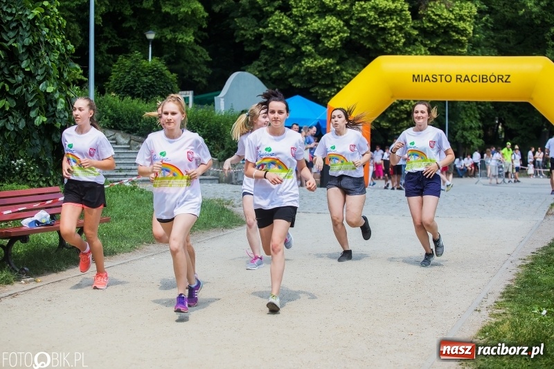 Zdjęcie w galerii na portalu naszraciborz.pl: Upał im niestraszny. Setki młodych biegaczy na starcie Raciborskiego Biegu Profilaktycznego  wiadomości z regionu