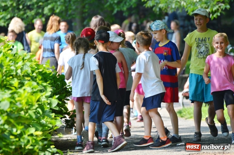 Zdjęcie w galerii na portalu naszraciborz.pl: Upał im niestraszny. Setki młodych biegaczy na starcie Raciborskiego Biegu Profilaktycznego  wiadomości z regionu