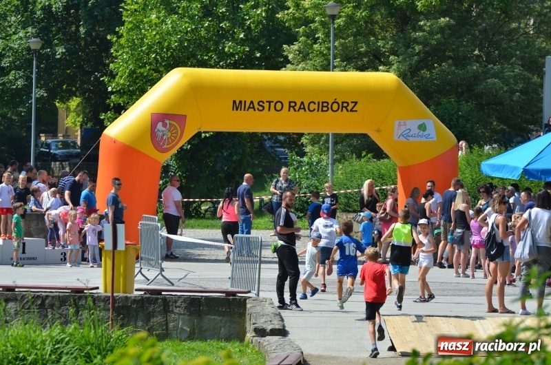Zdjęcie w galerii na portalu naszraciborz.pl: Upał im niestraszny. Setki młodych biegaczy na starcie Raciborskiego Biegu Profilaktycznego  wiadomości z regionu