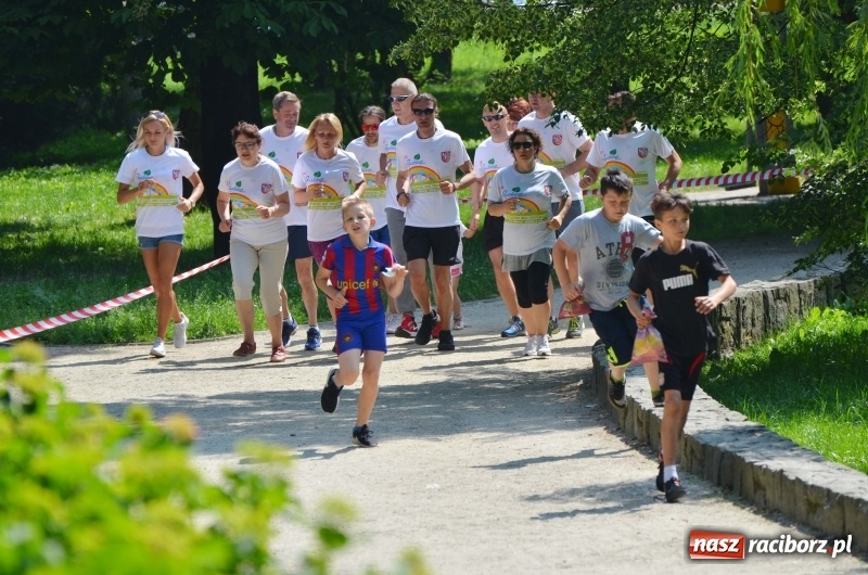 Zdjęcie w galerii na portalu naszraciborz.pl: Upał im niestraszny. Setki młodych biegaczy na starcie Raciborskiego Biegu Profilaktycznego  wiadomości z regionu