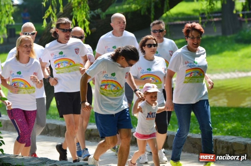 Zdjęcie w galerii na portalu naszraciborz.pl: Upał im niestraszny. Setki młodych biegaczy na starcie Raciborskiego Biegu Profilaktycznego  wiadomości z regionu