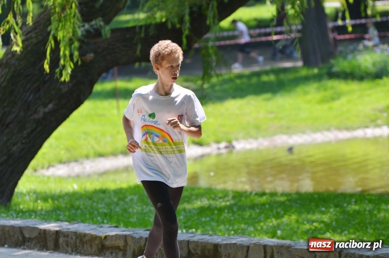 Zdjęcie w galerii na portalu naszraciborz.pl: Upał im niestraszny. Setki młodych biegaczy na starcie Raciborskiego Biegu Profilaktycznego  wiadomości z regionu