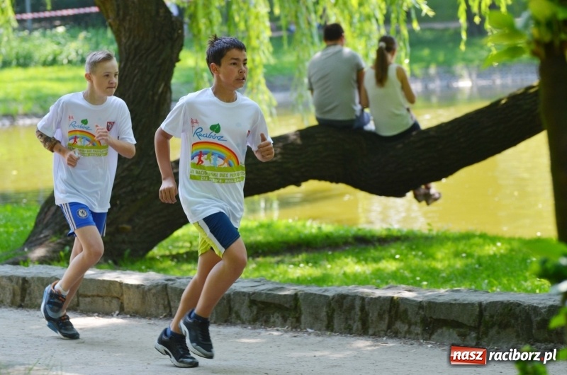 Zdjęcie w galerii na portalu naszraciborz.pl: Upał im niestraszny. Setki młodych biegaczy na starcie Raciborskiego Biegu Profilaktycznego  wiadomości z regionu